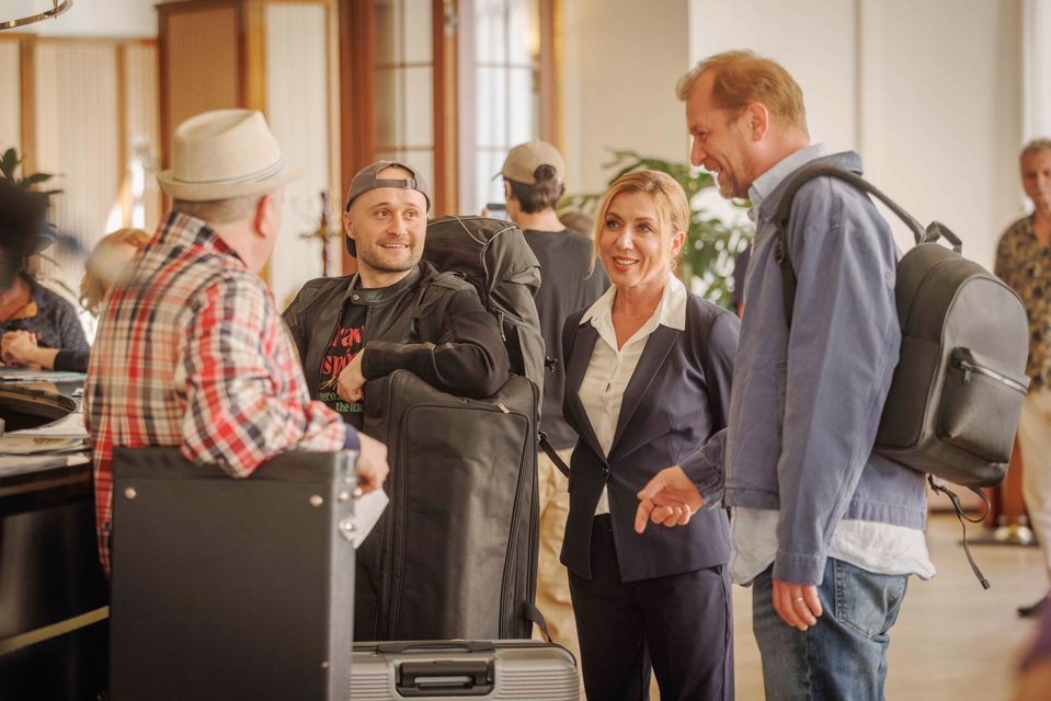 Tomáš Jeřábek, Daniel Fischer, Gabriela Dzuríková a Martin Pechlát vo filme Šviháci