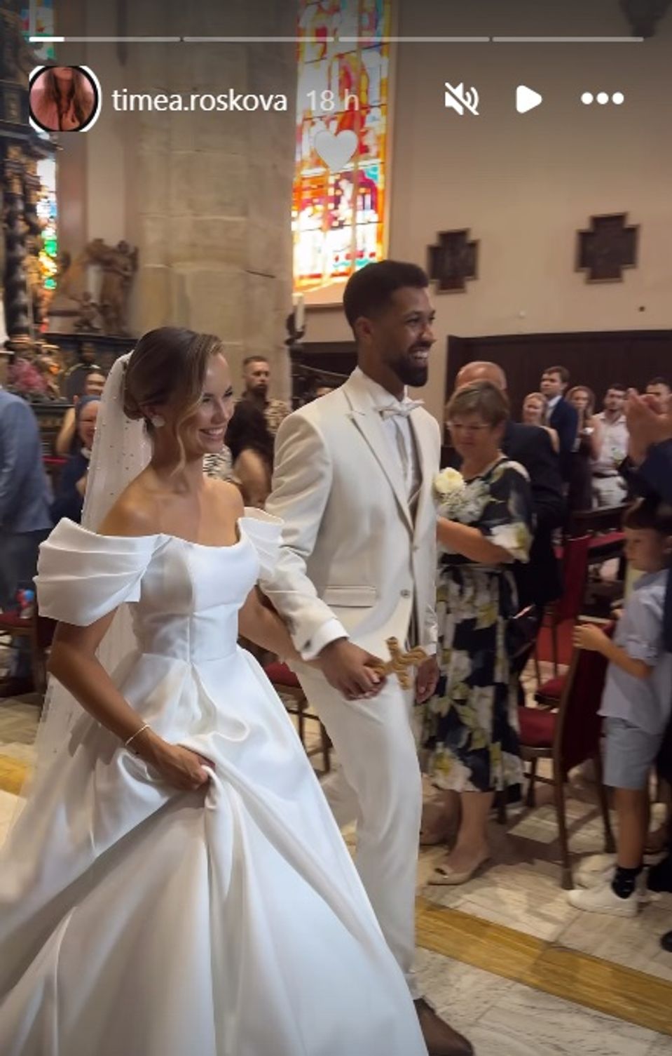 Mladomanželia zvolili extravagantné outfity. 