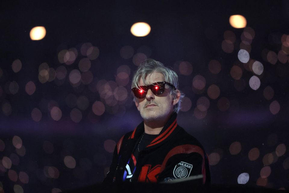 DJ Kavinsky počas vstúpenia v Paríži.