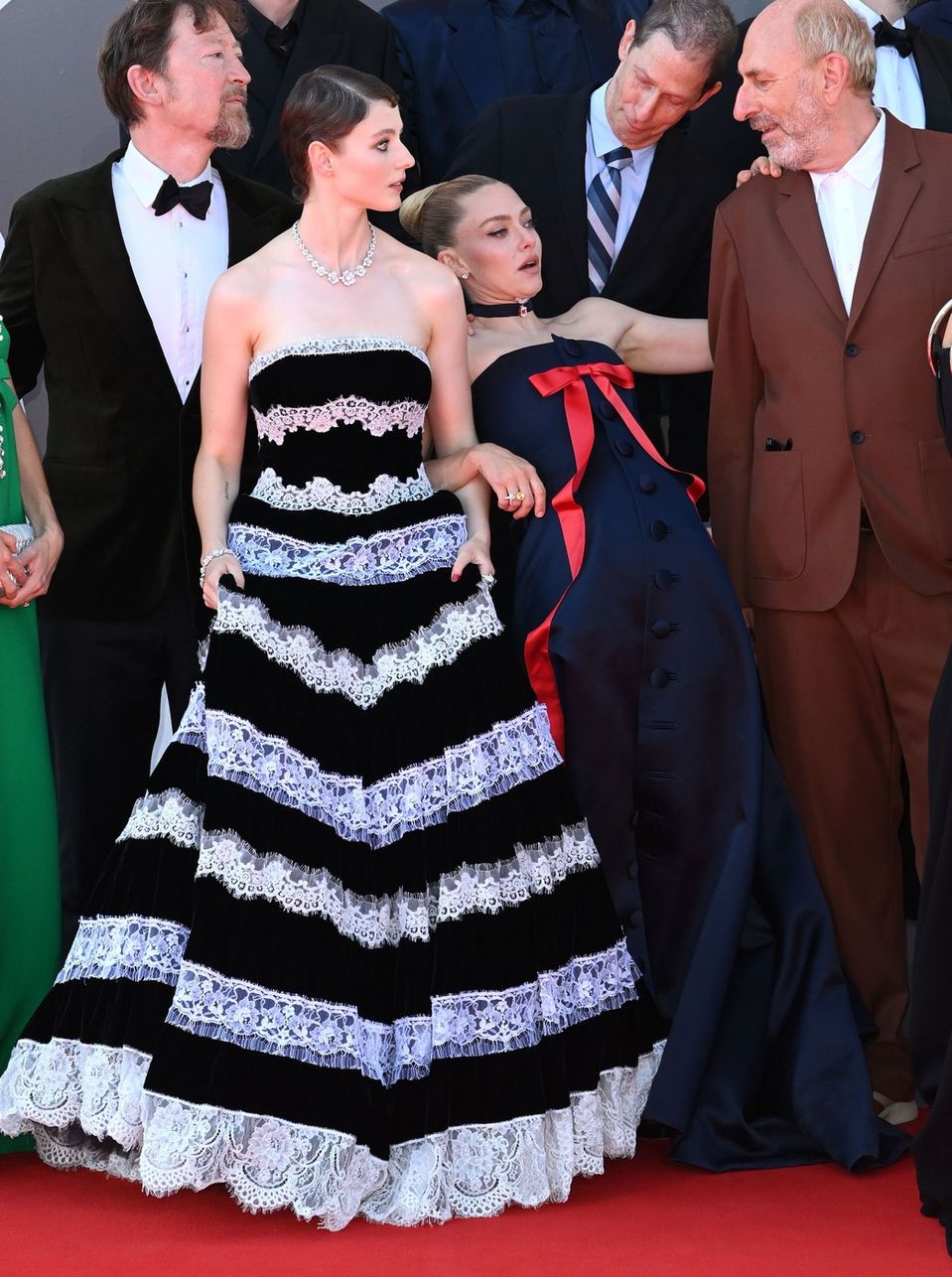 Herečka Amanda Seyfried takmer spadla na festivale v Benátkach 