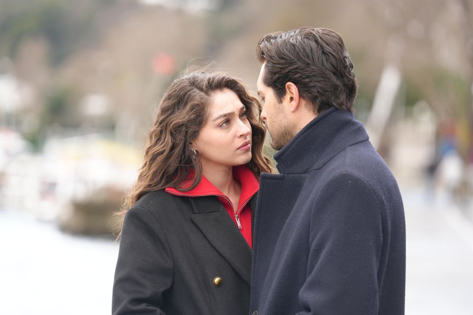 Cemre Baysel a Alperen Duymaz v seriáli Leyla
