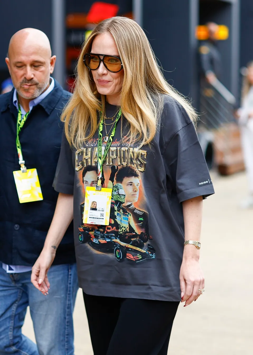 Adele sa objavila na F1 v tričku s jej obľúbený pretekárom.
