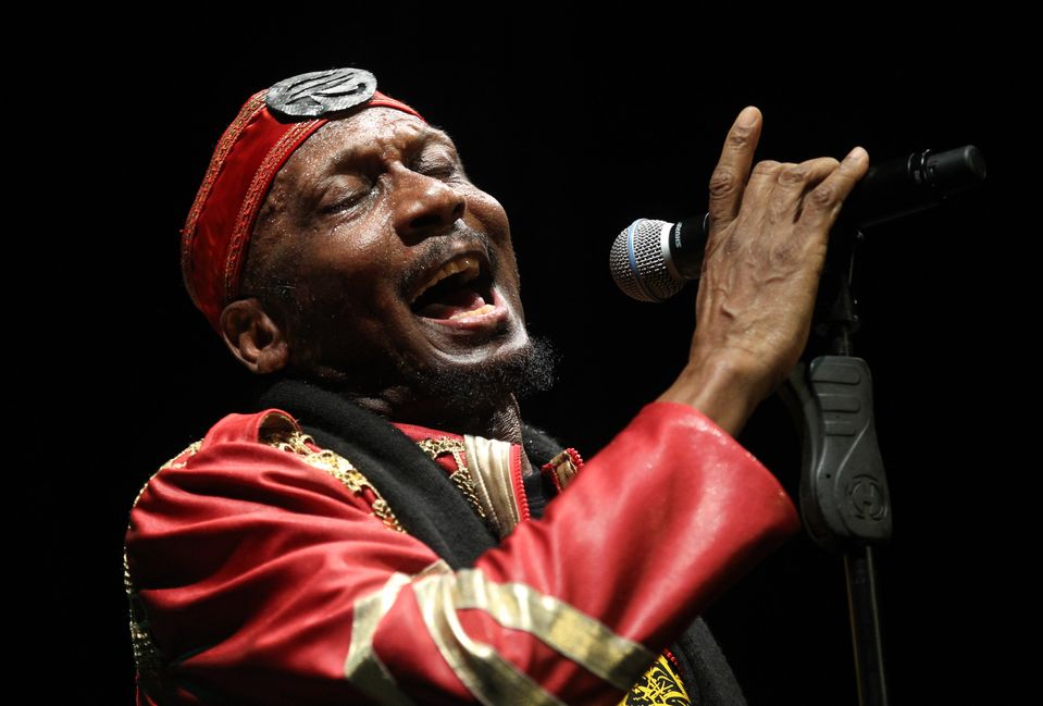 Na archívnej snímke z 22. marca 2013 v Singapure jamajský hudobník, spevák a herec Jimmy Cliff vystupuje počas koncertu.