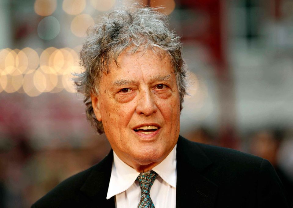 Na archívnej snímke zo 4. septembra 2012 v Londýne britský scénarista Tom Stoppard prichádza na svetovú premiéru filmu Anna Karenina.