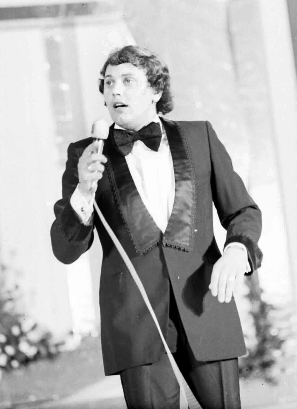 Karol Duchoň spieva 29. mája 1974 v estrádnej hale PKO na Bratislavskej lýre pieseň Zem pamätá.