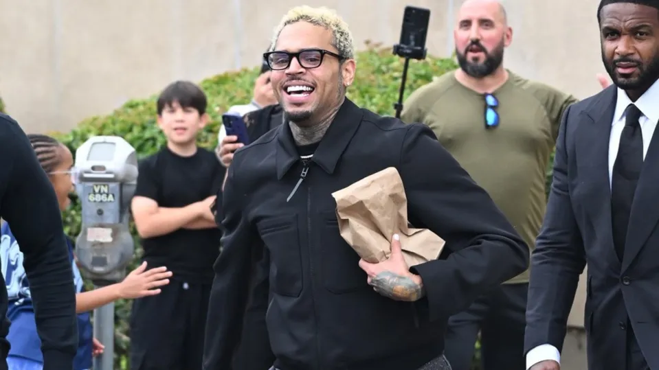 Chris Brown odchádza zo súdu s úsmevom na perách.
