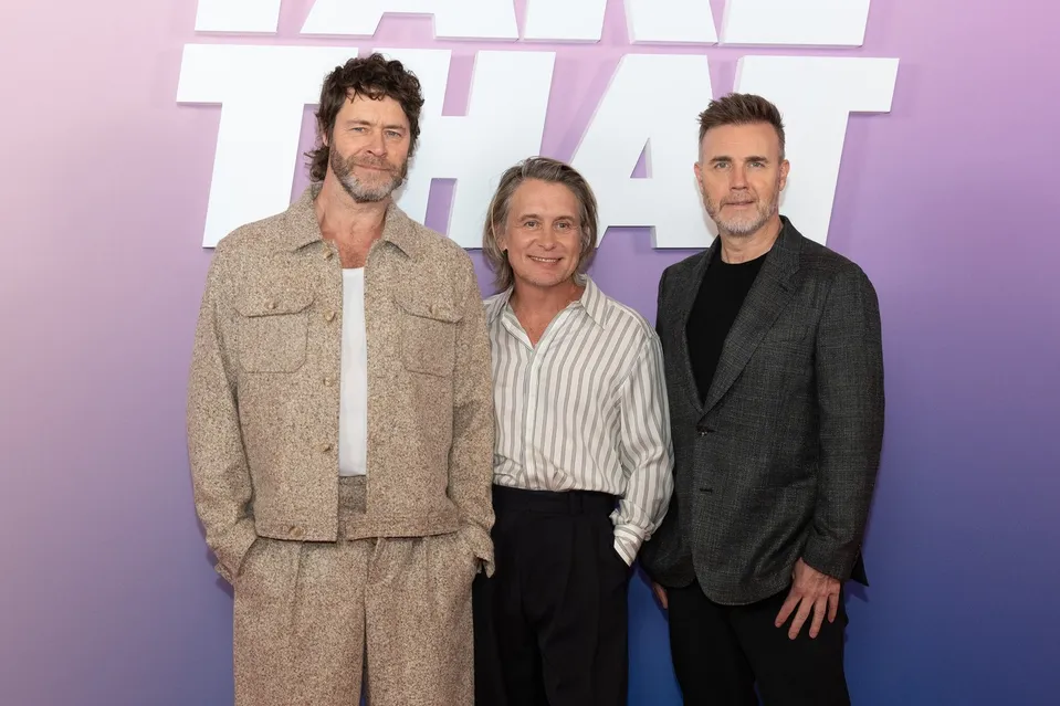 Skupina Take That: zľava Howard Donald, Mark Owen a Gary Barlow na premiére dokumentu o kapele.