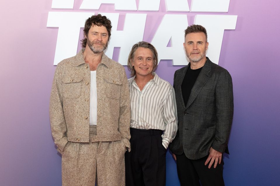 Skupina Take That: zľava Howard Donald, Mark Owen a Gary Barlow na premiére dokumentu o kapele.