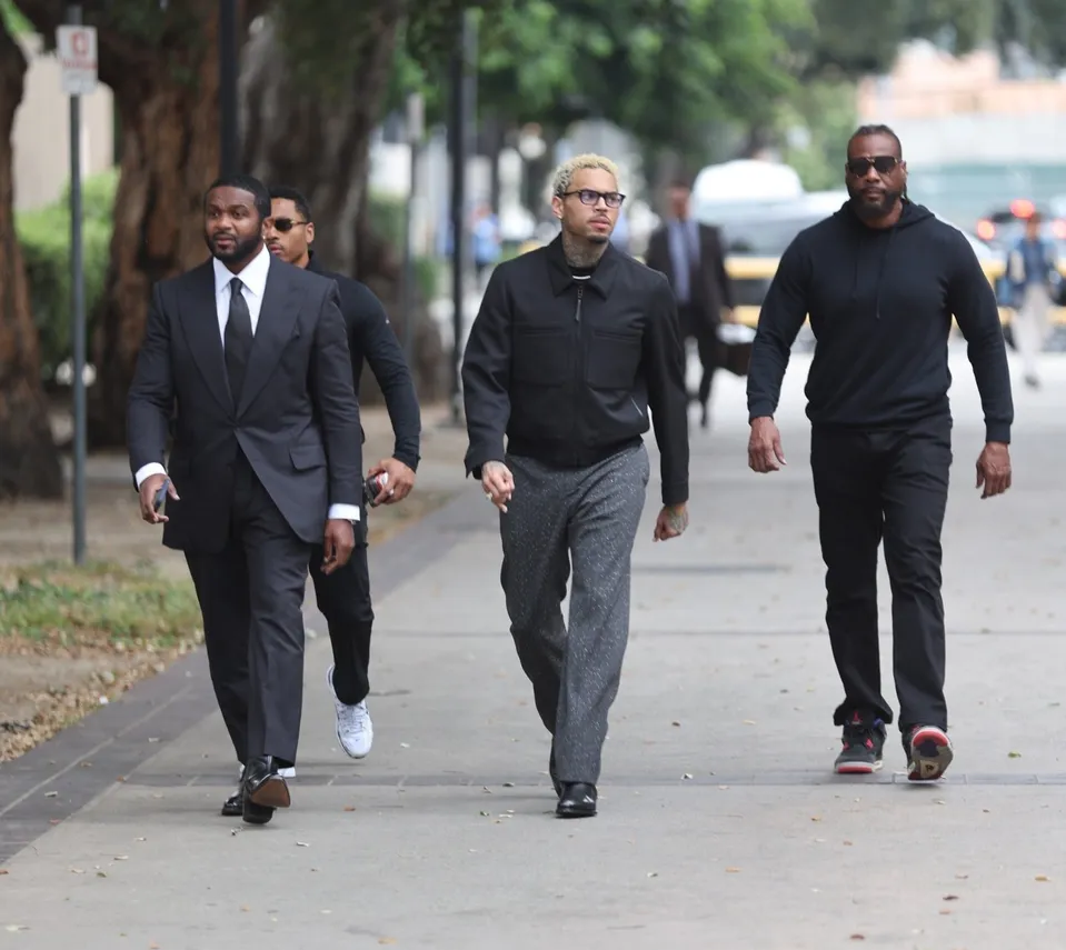 Chris Brown na ceste na súdne pojednávanie.