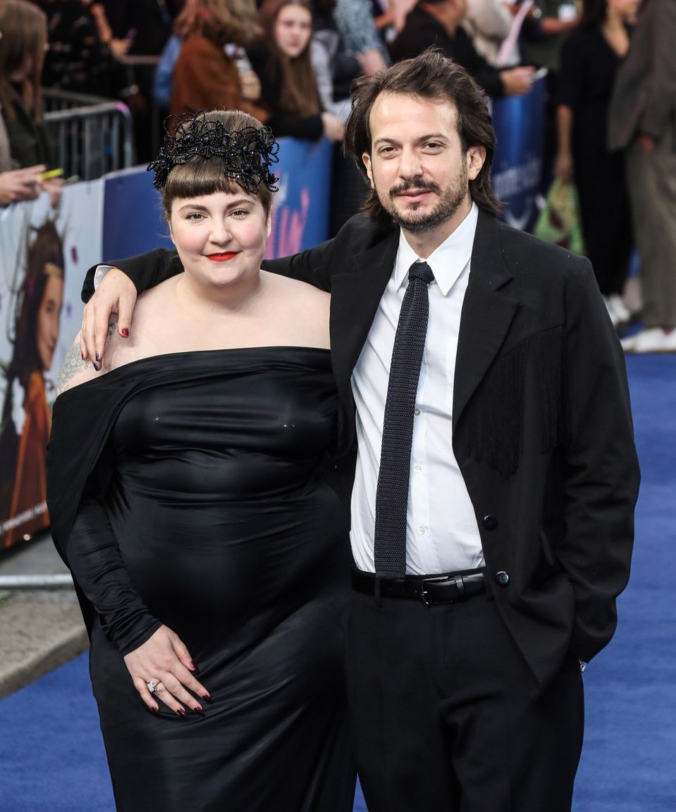 Lena Dunham s manželom sa tešia z dcérky.