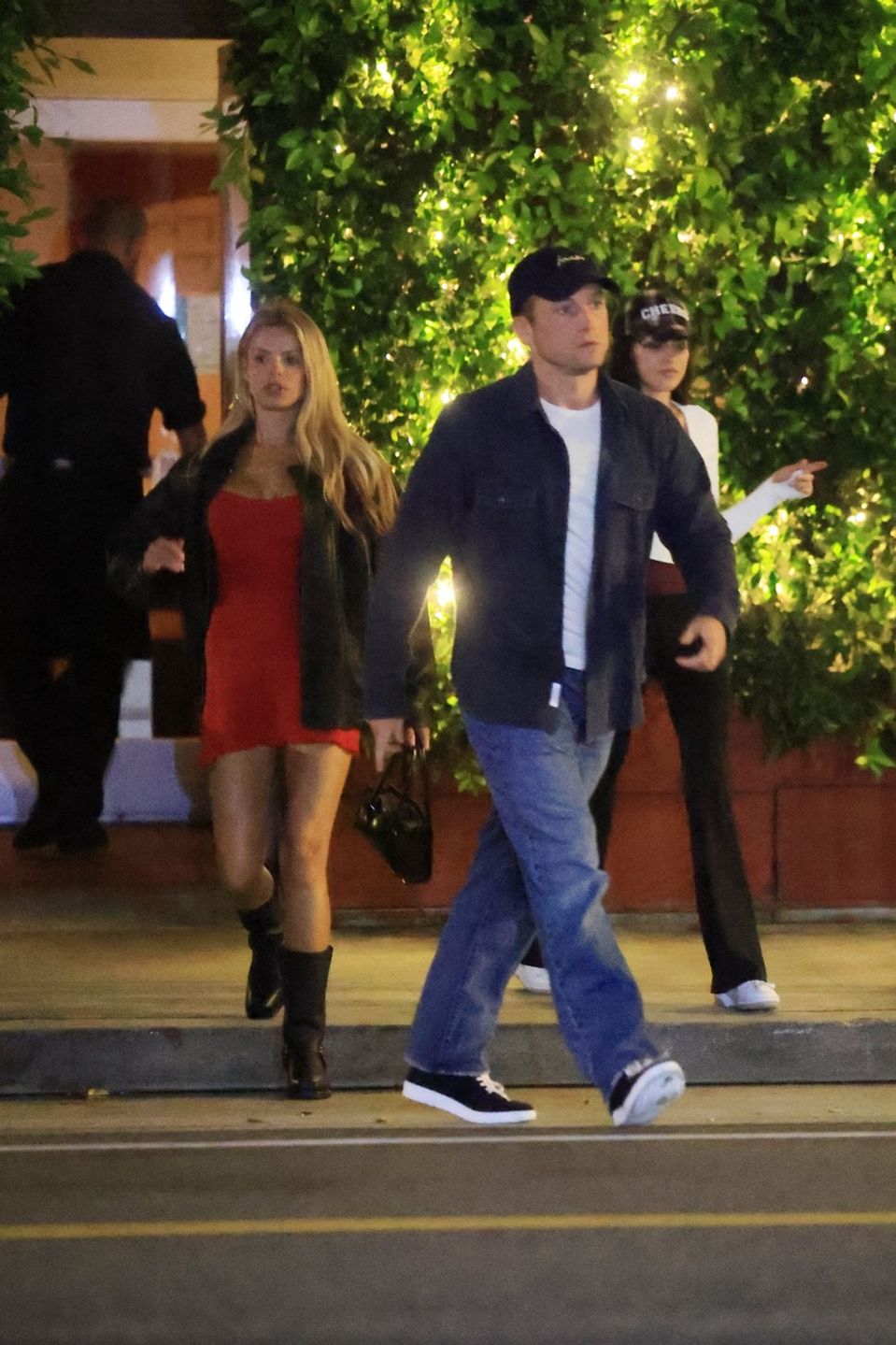 Herec Taron Egerton a herečka Brooks Nader 