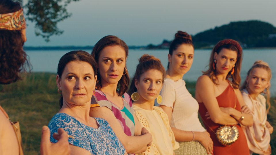 Anna Jakab Rakovská a Jana Kovalčiková vo filme Kavej 2