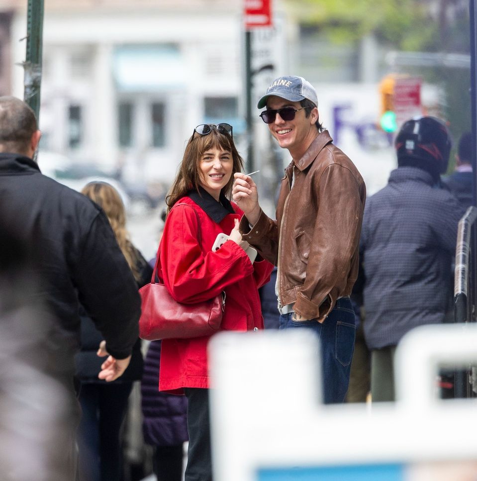 Dakota Johnson a Role Model v uliciach New Yorku.