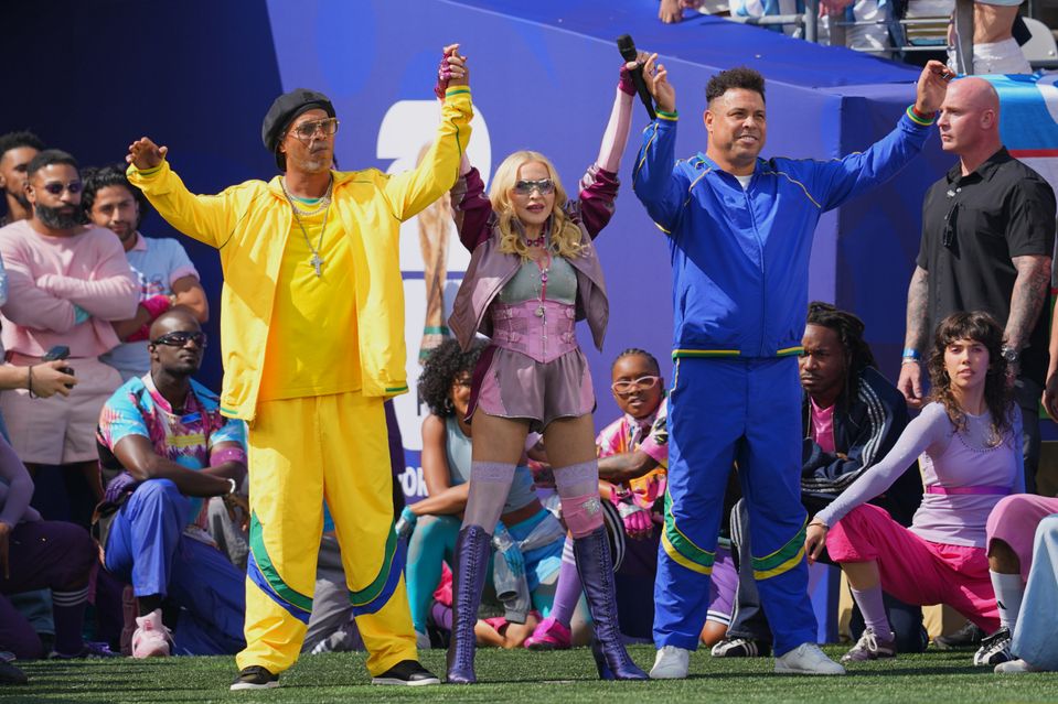 Madonna po boku Ronaldinha a Ronalda.