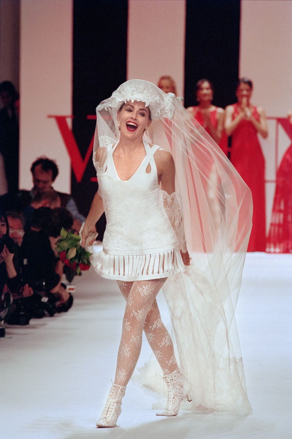 Sharon Stone na prehliadke Valentinov roku 1993.