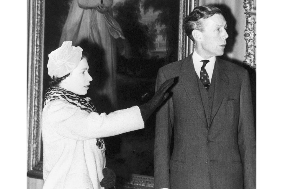 Na archívnej snímke z 15. novembra 1979 britská kráľovná Alžbeta II. a kráľovský historik umenia Anthony Blunt.