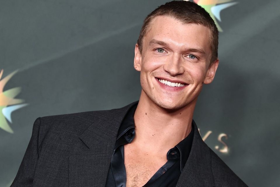 Connor Storrie zahodil ikonickú hrivu. 