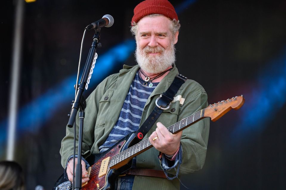 Glen Hansard zomrel pri dopravnej nehode. 