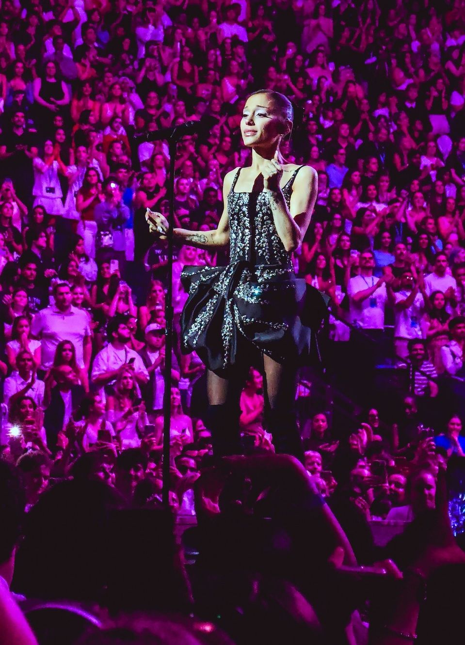 Ariana Grande uzavrela svoje turné so slzami v očiach. 