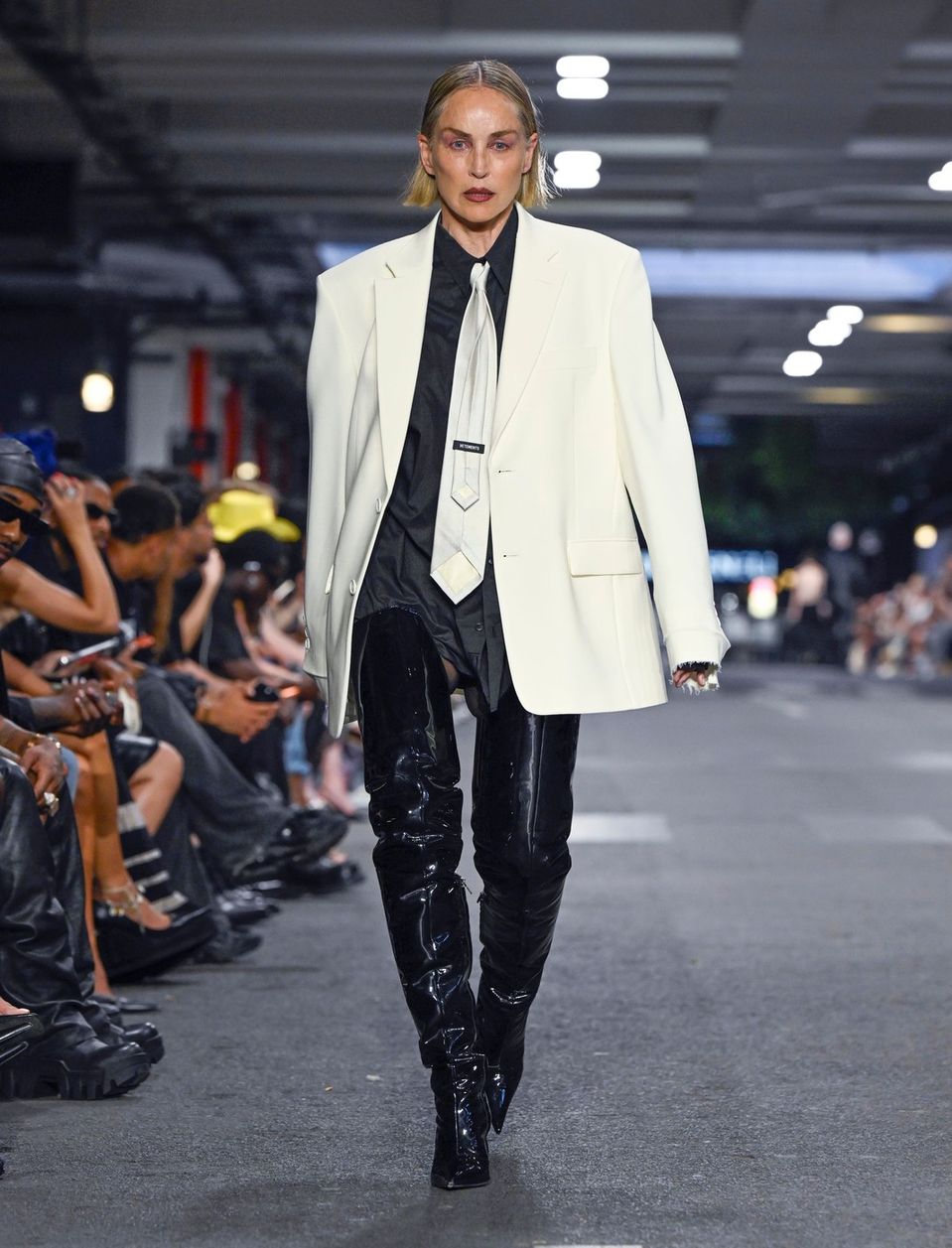 Sharon Stone na prehliadke Vetements.