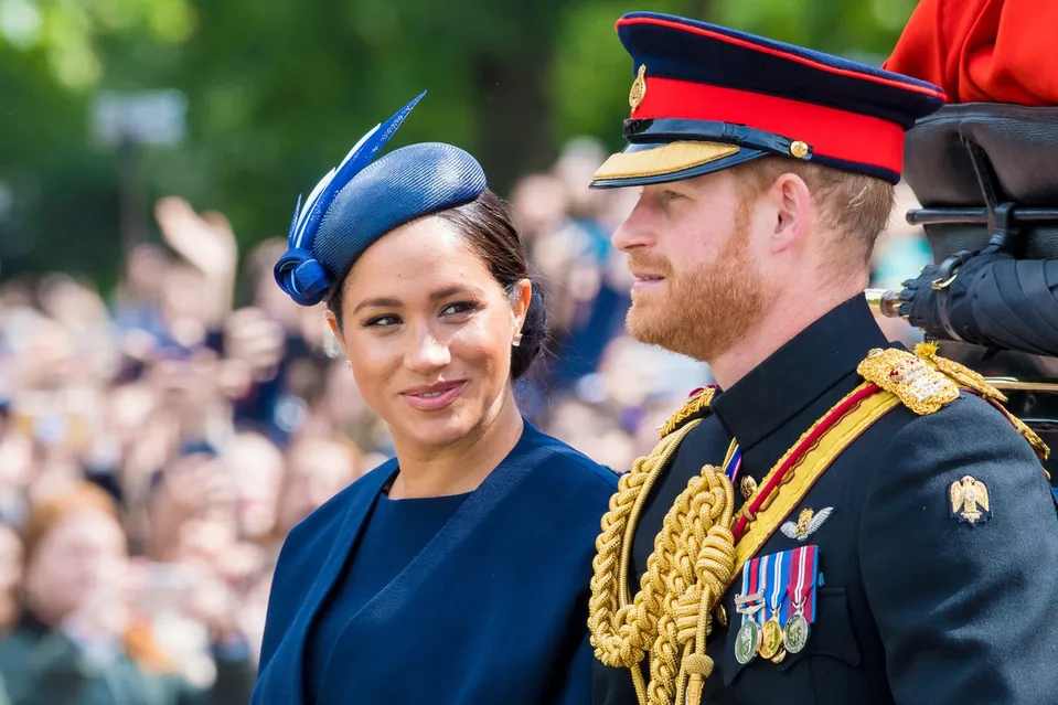 Meghan a Harry sa vracajú späť do Británie. 