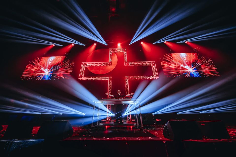 Kňaz a DJ Padre Guilherme odohrá koncert v Košiciach pred Dómom sv. Alžbety