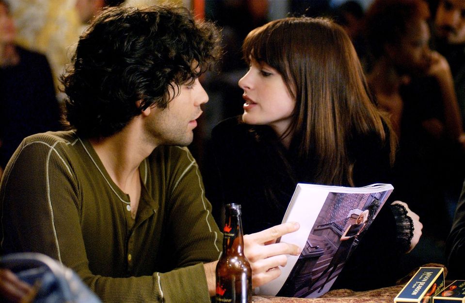 Adrian Grenier a Anne Hathaway vo filme Diabol nosí Pradu