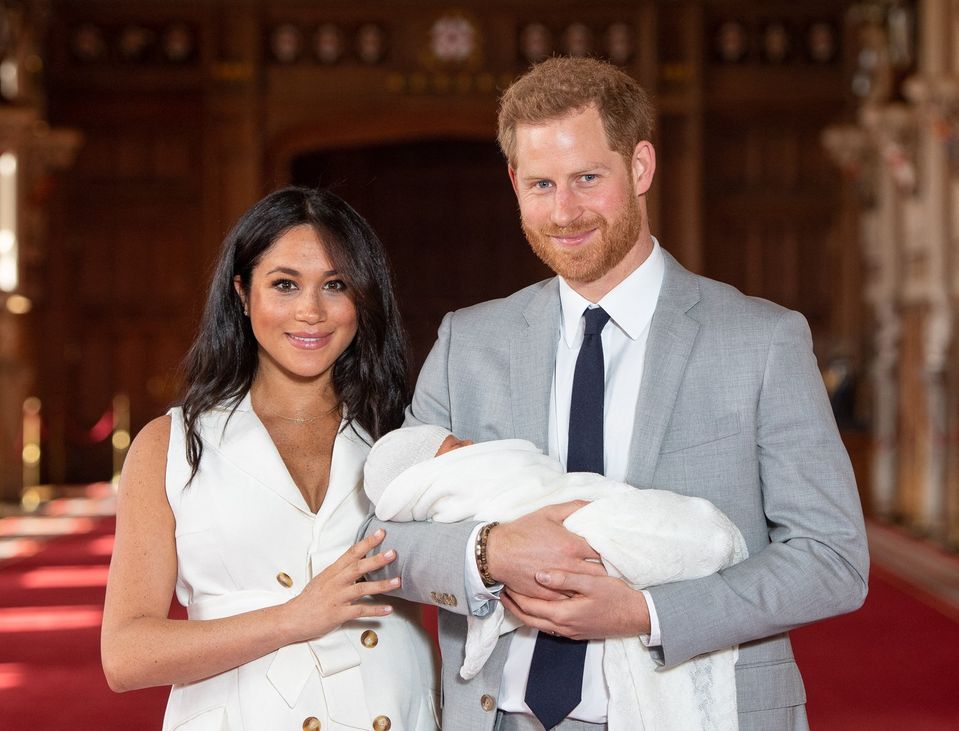 Princ Harry s manželkou Meghan po prvýkrát predstavujú svetu syna Archieho.
