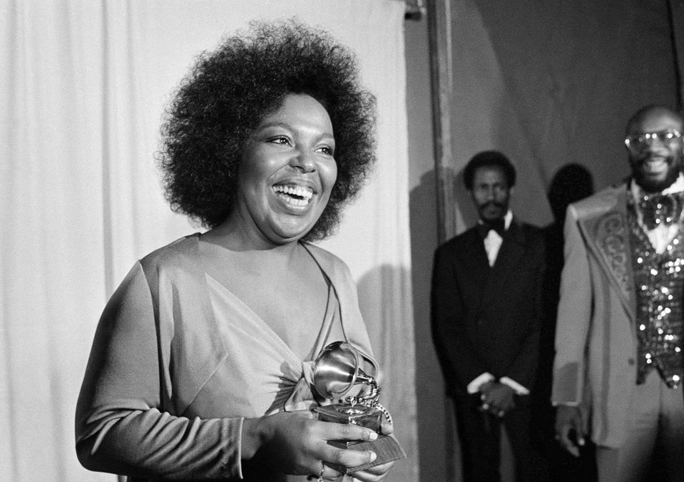 Na archívnej snímke zo 4. marca 1974 americká R&B speváčka Roberta Flack pózuje s cenou Grammy za pieseň Killing Me Softly With His Song na odovzdávaní hudobných cien Grammy v Los Angeles.
