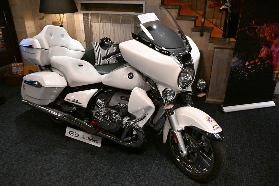 Na archívnej snímke z 8. októbra 2025 biely motocykel značky BMW, ktorý podpísal pápež Lev XIV. v septembri 2025, je vystavený v Mníchove.