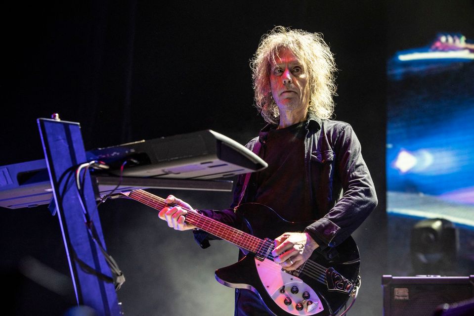 Gitarista Perry Bamonte zomrel po krátkej chorobe počas Vianoc.