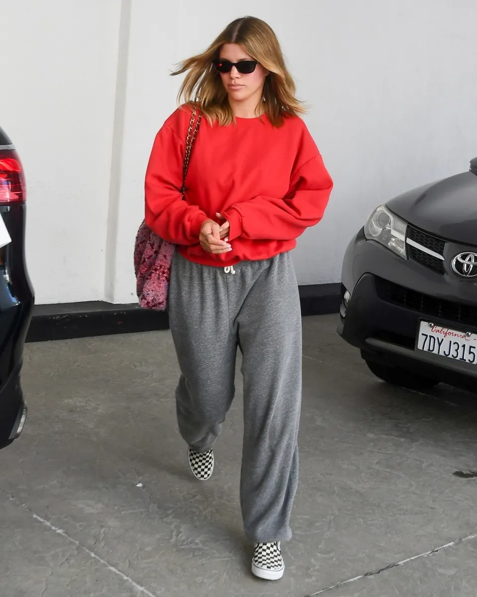 Sofia Richie-Grainge vie, že Vans tenisky sú v kurze. 