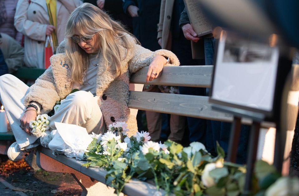 Katka Žbirková na lavičke Mekyho Žbirku