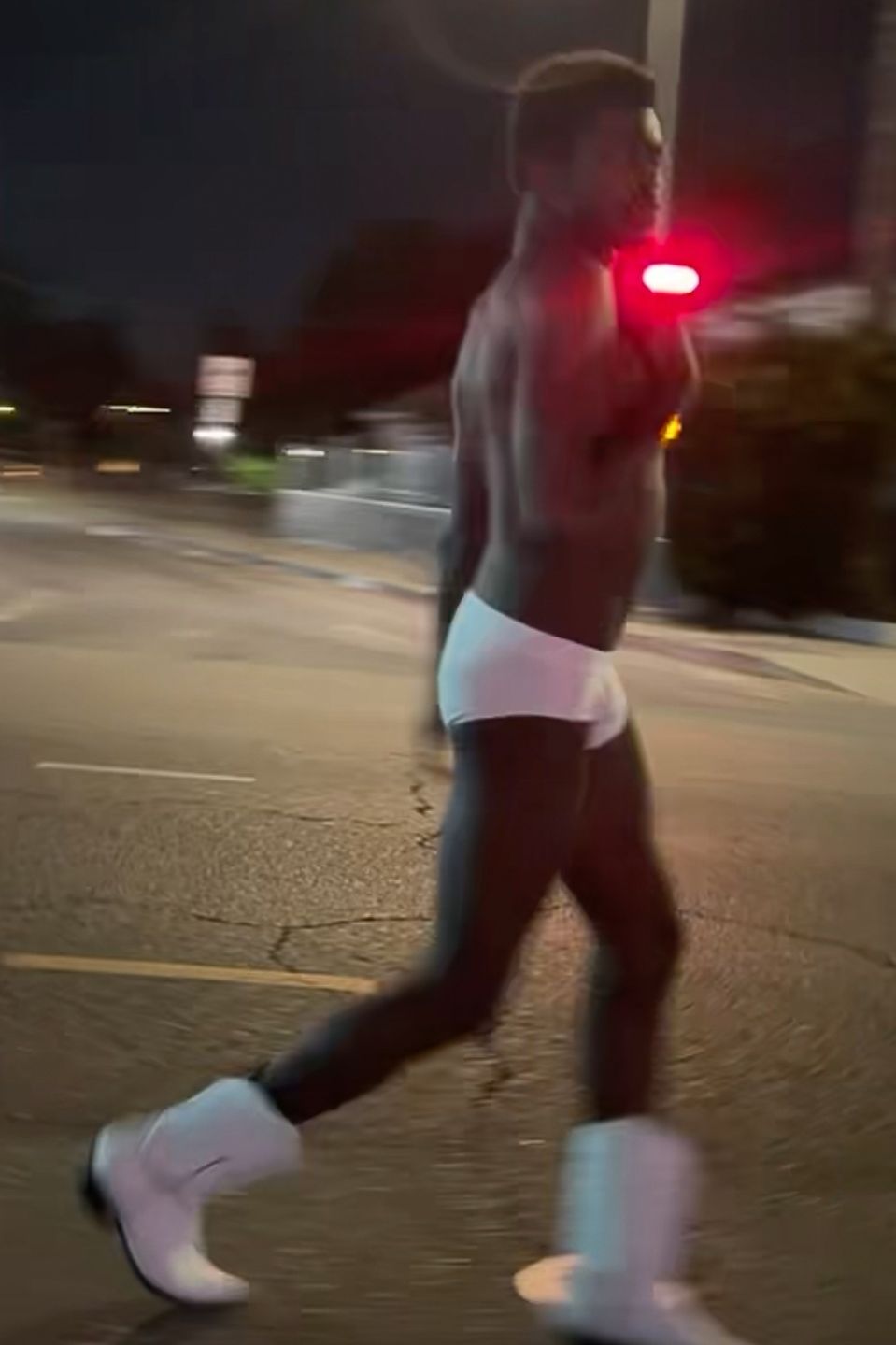 Raper Lil Nas X behal vyzlečený po ulici. 
