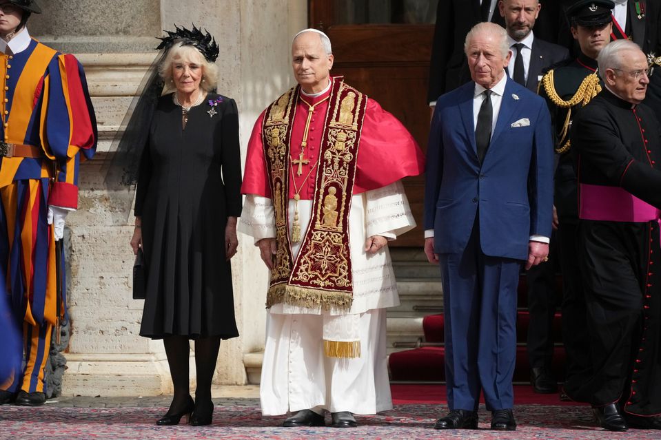 Na snímke britský kráľ Karol III. a kráľovná Kamila pózujú s pápežom Levom XIV. po štátnej návšteve Vatikánu a modlitbe v Sixtínskej kaplnke vo štvrtok 23. októbra 2025.
