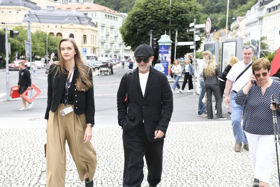 Herec Hynek Čermák s partnerkou Veronikou v Karlových Varoch.