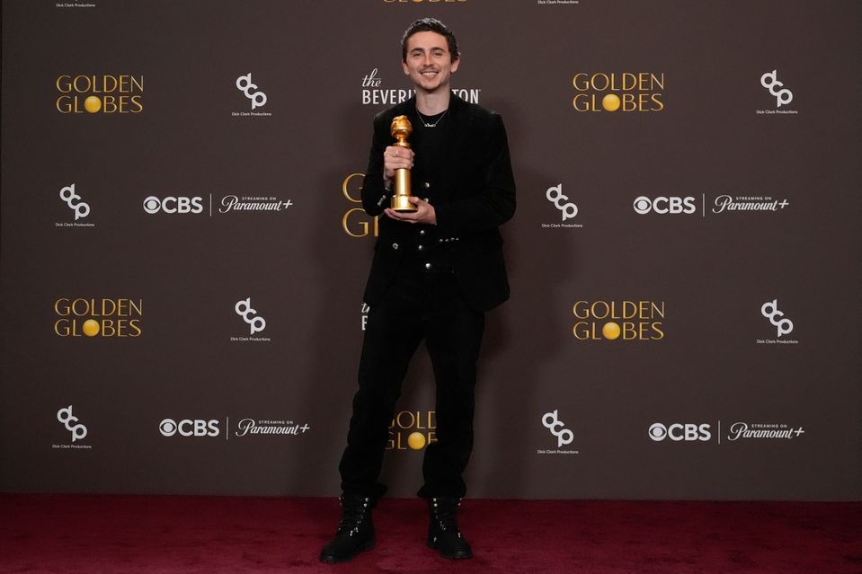 Timothée Chalamet dostal cenu za najlepší herecký výkon mužského herca vo filme Marty Supreme počas 83. ročníka Zlatých glóbusov.