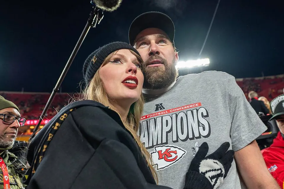 Taylor Swift povedala áno Travisovi Kelcemu. 