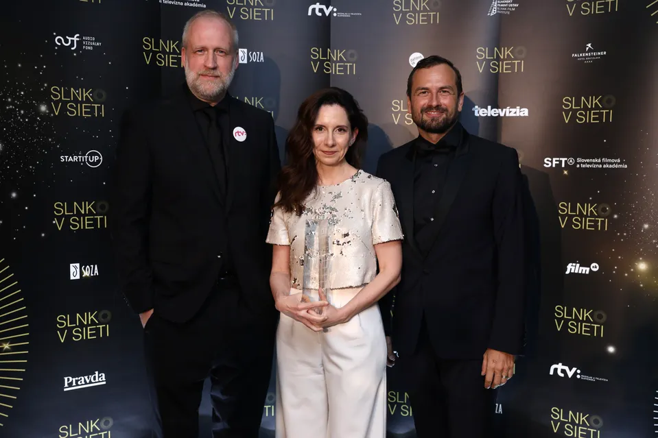Peter Bebjak, Iva K. Jestřábová a Rasťo Šesták s cenou Slnko v sieti za Matematiku zločinu