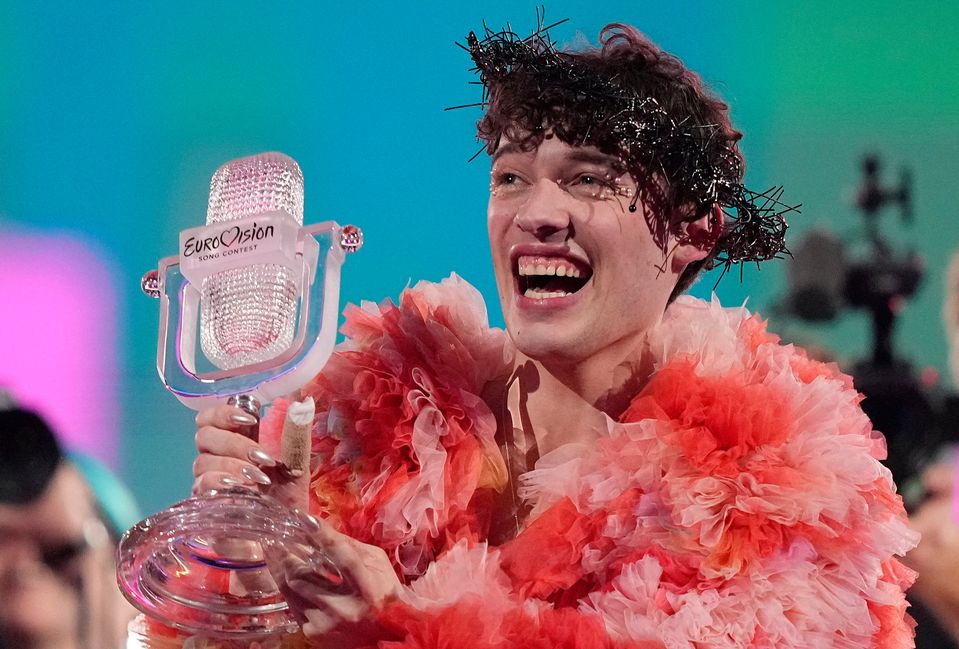 Na archívnej snímke z 12. mája 2024 spevák Nemo zo Švajčiarska sa teší z výhry pesničkovej súťaže Eurovízia (Eurovision Song Contest) vo švédskom meste Malmo.