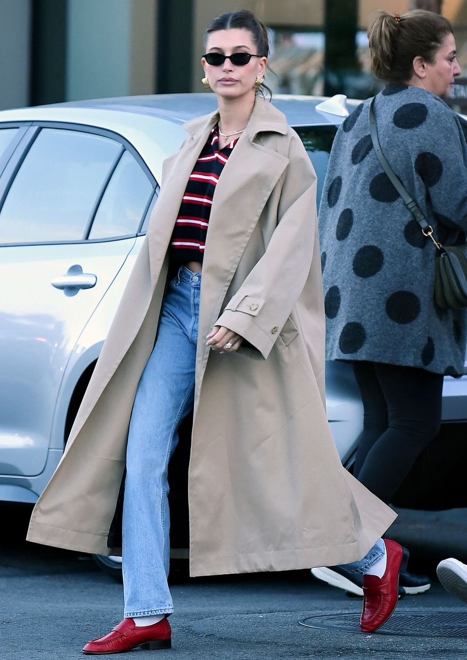 Hailey Bieber miluje mokasíny.