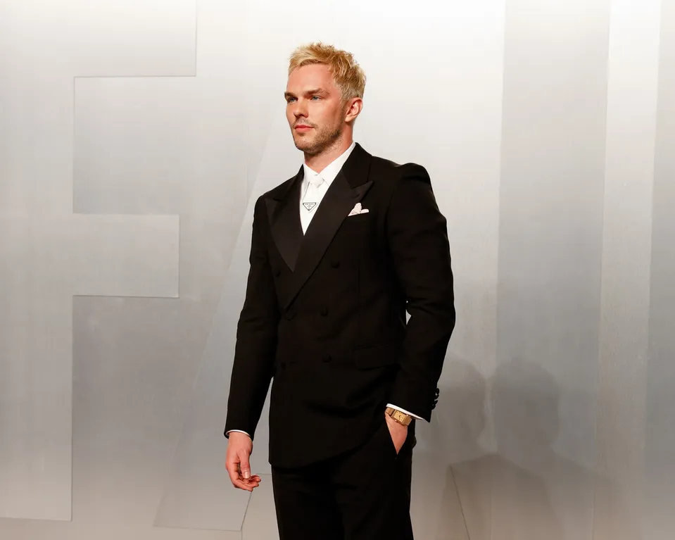 Nicholas Hoult na Vanity Fair Oscar party. 