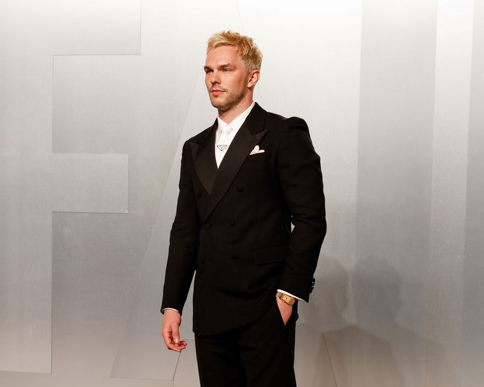 Nicholas Hoult na Vanity Fair Oscar party. 