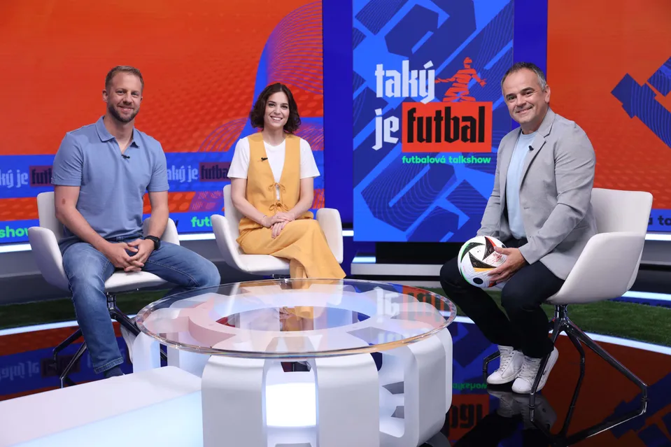 Matúš Krnčok, Lucia Hlaváčková a Slávo Jurko v relácii Taký je futbal