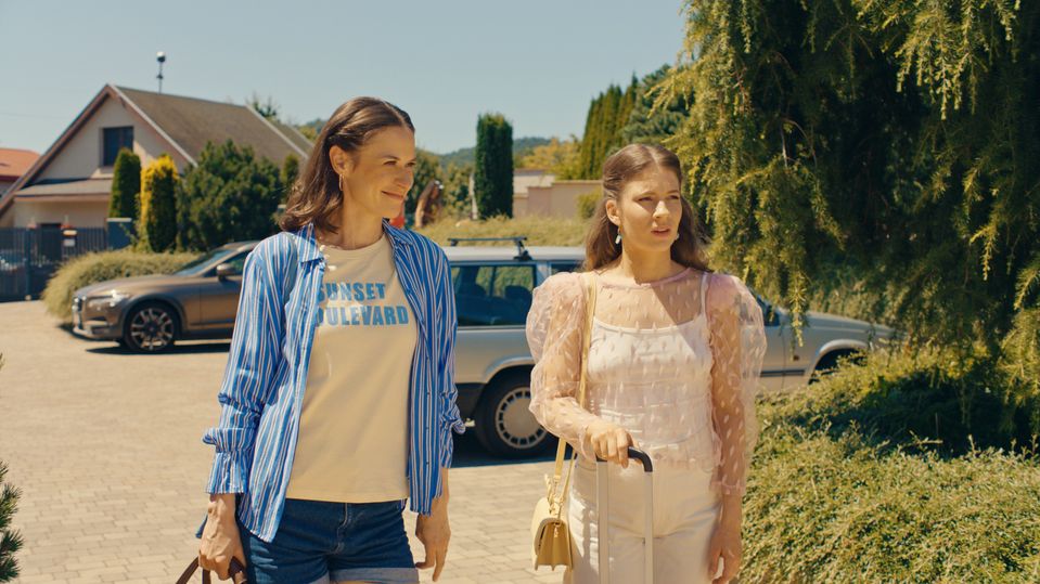 Anna Jakab Rakovská a Jana Kovalčiková vo filme Kavej 2