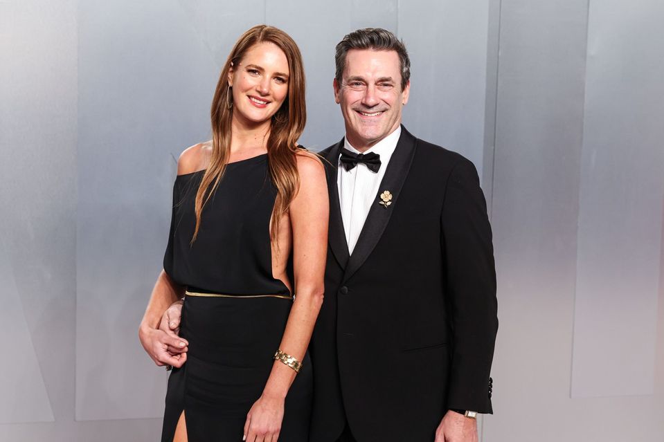 Jon Hamm a Anna Oscela sa stanú rodičmi. 