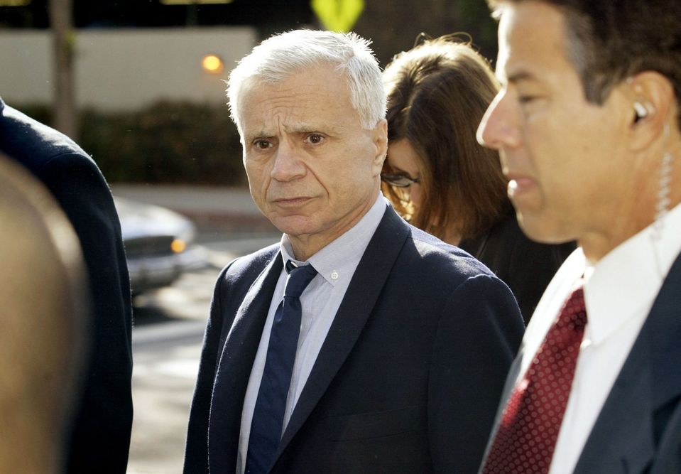Na snímke Robert Blake so svojimi právnikmi (31. október 2003)