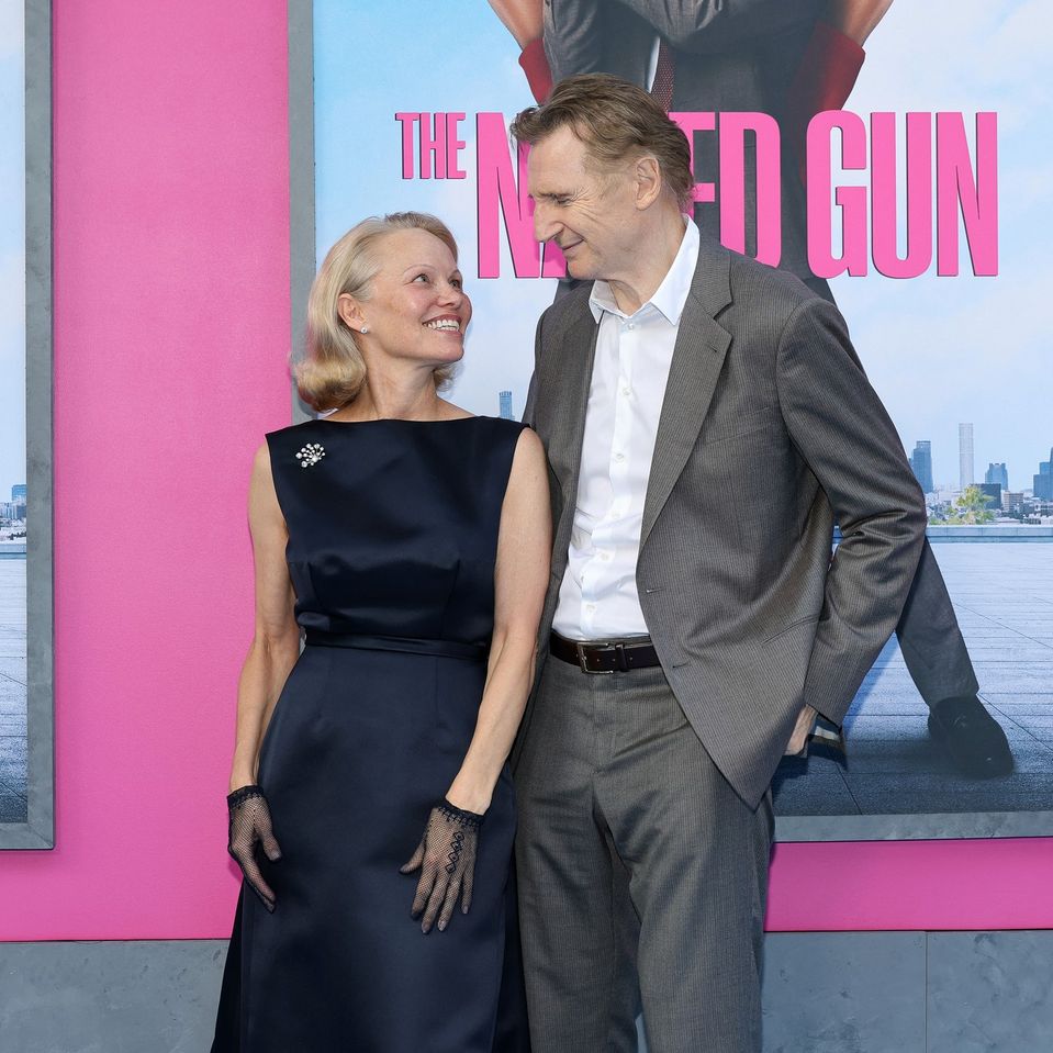 Pamela Anderson a Liam Neeson na premiére filmu Bláznivá strela