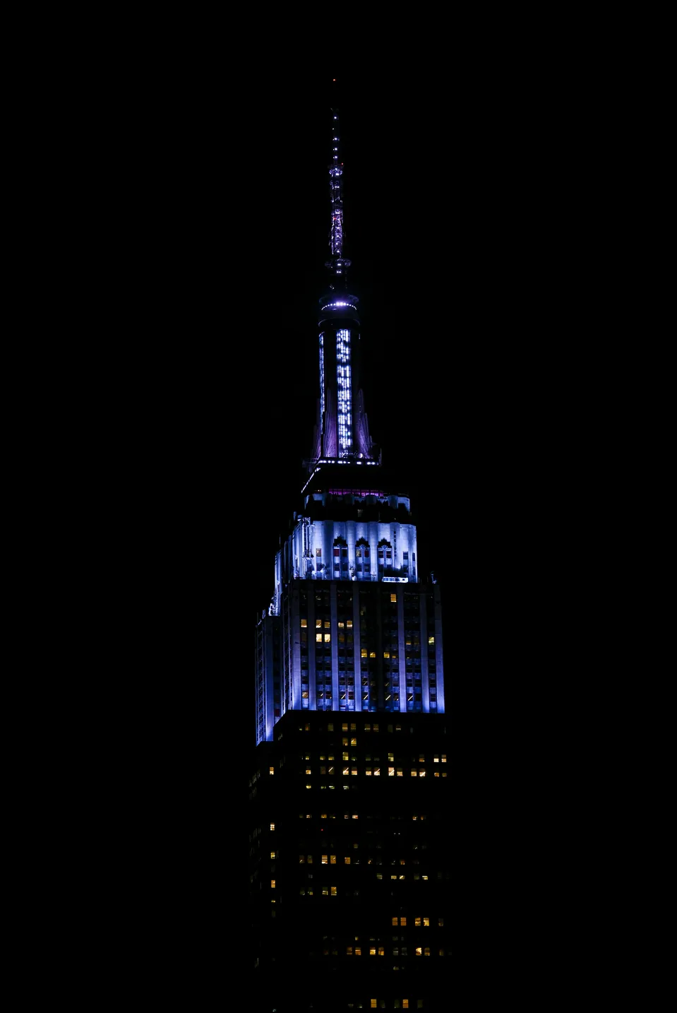Budova Empire State Building do modrej farby po sobáši.