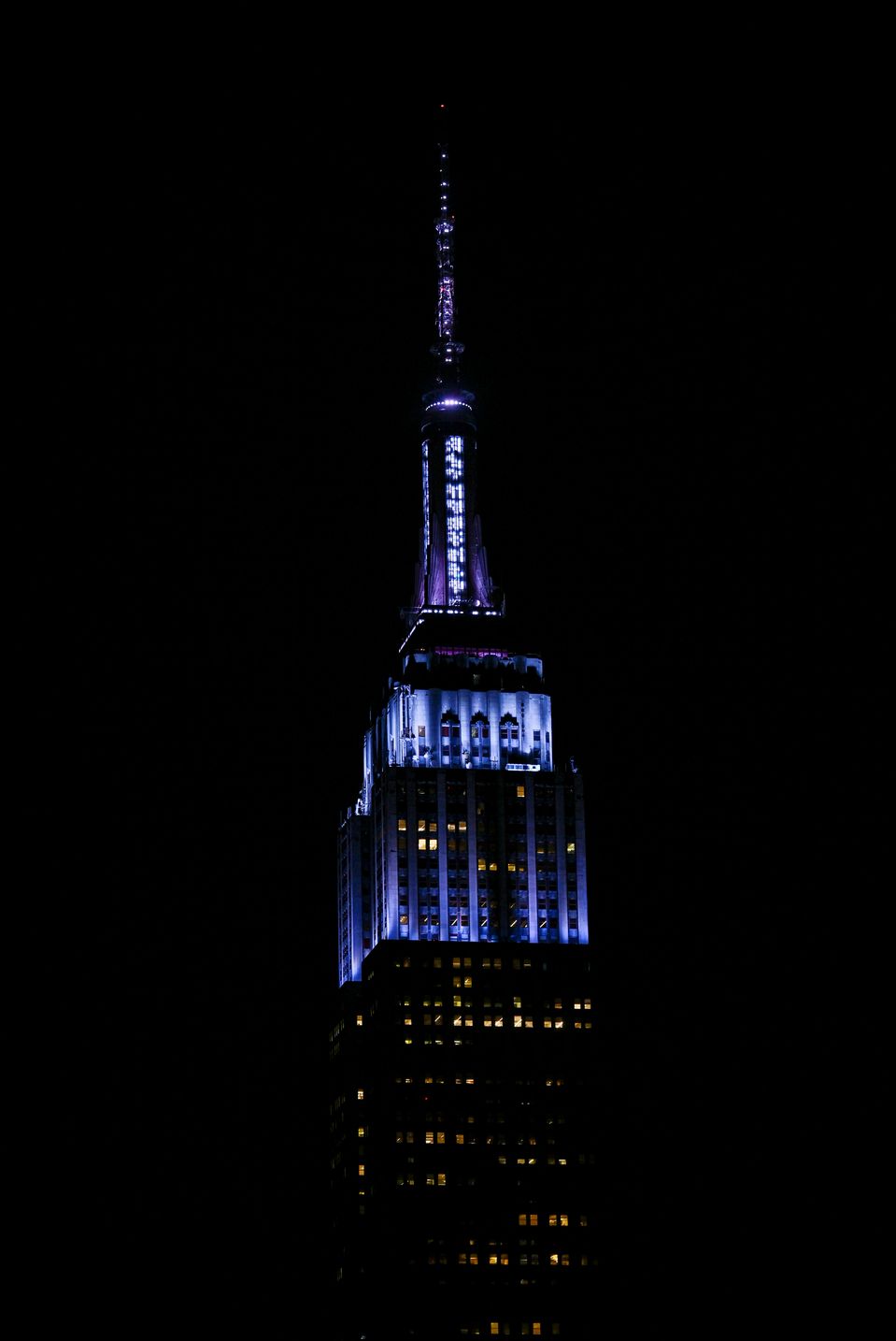 Budova Empire State Building do modrej farby po sobáši.